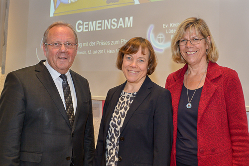 Die Superintendeten Martina Espelöer aus Iserlohn (rechts) und Klaus Majoress aus Lüdenscheid begrüßten die Präses der Evangelischen Kirche in Westfalen, Annette Kurschus, im Haus Nordhelle. (Foto: Raith)