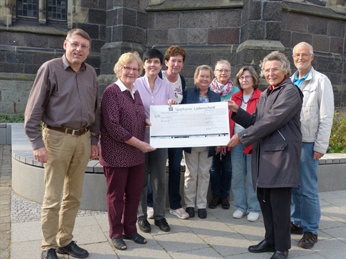 Von den Kreativkreismitgliedern  Gertrud Frehoff (2.v.l.), Gesa Szkudlapski (3.v.l.), Renate Broig (4.v.l.), Gudrun Freimuth (5.v.l.), Ilse Schreiber (4.v.r.) und Elli Fassbender (3.v.r.) zusammen mit Pfarrer Gremmels (ganz l.) , Pfarrerin Bärbel Wilde und Presbyter Dietmar Giedinghagen  (beide auf der rechten Seite) als Vertreter  der Stiftung der evangelischen Christuskirchengemeinde, Gemeinde für Christus (Foto: Weiland)