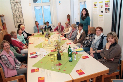 Andrea Spelsberg (stehend) bei ihrem gut besuchten Vortrag im Gemeindezentrum Erlöserkirche (Foto: Jakob Salzmann)