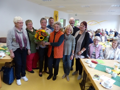 v.l.n.r. Brunhilde Mehr, Vorsitzende der Frauen in der Christuskirchengemeinde, Monika Gerke (kfd Maria Königin, die die Andacht hielt,  kfd-Vorsitzende Anita  Lüsebrink, Pfarrer Rainer Gremmels und  Pfarrerin Bärbel Wilde von der evangelischen Christuskirchengemeinde,  Bärbel Mosebach, stellvertretende kfd-Vorsitzende,  Pastor Hans Ferkinghoff (katholische Gemeinde  Maria Königin und  Karin Walter, Kassiererin der Frauen in der Christuskirchengemeinde (Foto: Weiland)