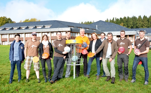 Vertreter des Discgolfvereins, der Stadt Meinerzhagen und Haus Nordhelle feierten am 14.Oktober die offizielle Übergabe der Anlage (Foto: Wolfgang Teipel)