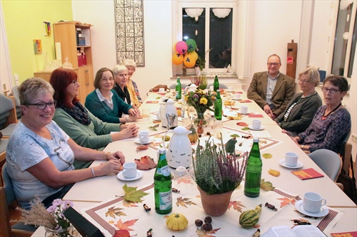 Am herbstlich geschmückten Tisch diskutierten die Frauen mit Pfarrer Pollmann über die Bedeutung der Thesen gestern und heute (Foto: Salzmann)