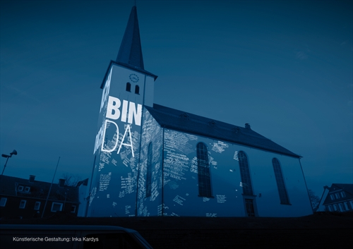 Einen kleinen Vorgeschmack auf ERLEUCHTET kann man durch diesem Grafik bereits erhalten: So dürfte die Nicolai-Kirche in Halver am Abend des 31. Oktober aussehen (Grafik: Inka Kardys)