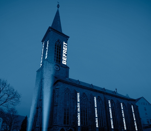 Einen kleinen Vorgeschmack auf ERLEUCHTET kann man durch diesem Grafik bereits erhalten: So dürfte die Christuskirche in Werdohl am Abend des 31. Oktober aussehen (Grafik: Inka Kardys)