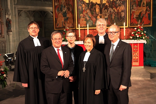 Vizepräses Christoph Pistorius (Evangelische Kirche im Rheinland), Ministerpräsident Armin Laschet, Susanne Schüring-Pook (Lippische Landeskirche), Präses Annette Kurschus (Evangelische Kirche von Westfalen), Pfarrer Kai Hegemann (Wiesenkirche Soest) und Landtagspräsident André Kuper (von links / Foto: EKvW)