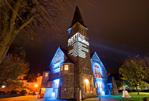 ERLEUCHTET: Die Erlöserkirche in Attendorn (Foto: EKKLP / M.Büdenbender)