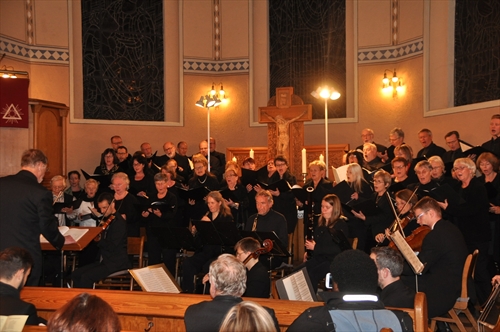 Mit großem Applaus und erst nach einer Zugabe verabschiedeten die Zuhörer die Sängerinnen und Sänger und die Musiker nach dem gelungenem Fest-konzert in der Erlöserkirche (Foto: Ernst)