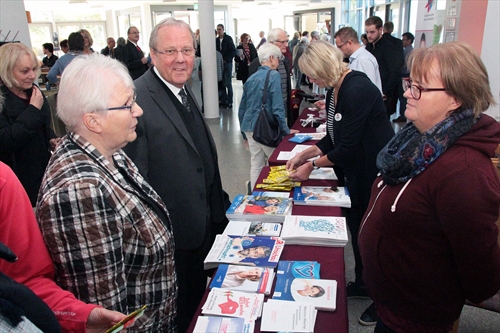 Klaus Majoress, Superintendent des Ev. Kirchenkreis Lüdenscheid-Plettenberg (3.v.l.), war auch zum Informationsmarkt gekommen und begrüßte die Teams aller Ständen  wie hier das Team der Schwanenapotheke, was reichlich Informationsmaterial über Pflege und Krankheiten wie Diabetes mitgebracht hatte (Foto: Salzmann)