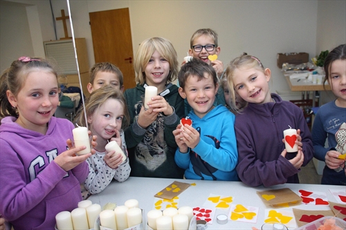 Die Bibelkids  -1. und 2. Schuljahr - verzierten Kerzen mit Wachsherzen (Foto: Salzmann)