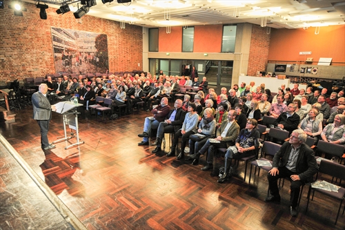 Klaus Majoress (l.), Superintendent des Evangelischen Kirchenkreises Lüdenscheid-Plettenberg, führte durch den Abend (Foto: Raith)