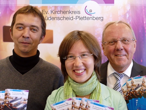 Haben die hochwertige Ausbildung für D-Musiker/in Orgel organisiert: Klaus Majoress, Superintendent des Ev. Kirchenkreises Lüdenscheid-Plettenberg (r.), und die beiden Kreiskantoren Liesa-Verena Forstbauer und Dmitri Grigoriev (Foto: EKKLP) 