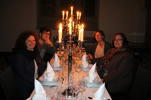 Symbolisch an der Tafel des Herrn Platz nehmen konnten die Besucher der Lüdenscheider Christuskirche während der Lichtrouten (Foto: Görlitzer) 