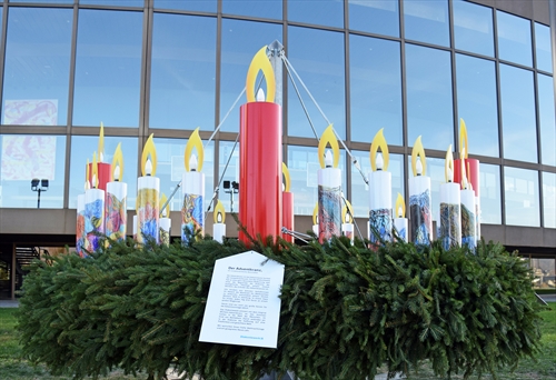 Der Schwesterkranz am Brucknerhaus Linz (Foto: Diakoniewerk/Andrea Bauer) 