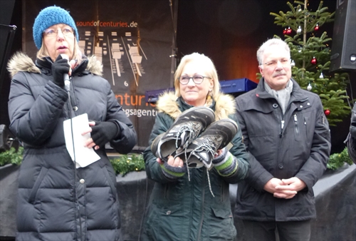 Sprach das geistliches Wort zur Eröffnung des Weihnachtsmarktes Pfarrerin Barbara Fahl-Njayou (l.), neben Antje Malycha (mit Arbeitsschuhen) von der „Interessengemeinschaft Weihnachtsmarkt der guten Taten“  und Bürgermeister Dieter Dzewas (Foto: Weiland)