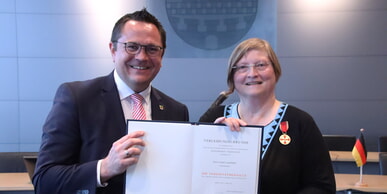 Gerta Bappert erhält die Verdienstmedaille des Verdienstordens der BRD