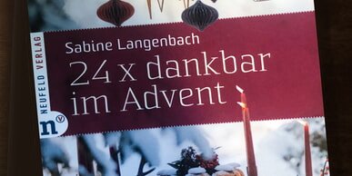 Buchrezension „Sabine Langenbach: 24 x dankbar im Advent“. Ein Adventsbuch.