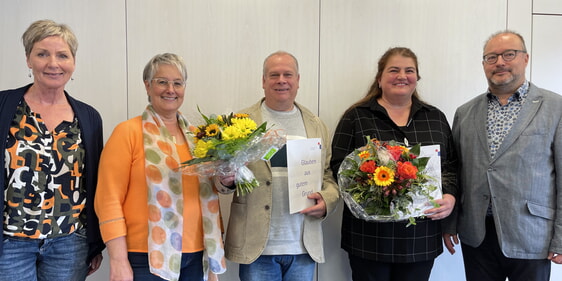 Superintendent Dr. Christof Grote (r.) freut sich über das kompetente Team für Schulungsangebote zur Intervention und Prävention von sexualisierter Gewalt. Jutta Tripp (2.v.r.) und Stefan Schick setzen mit Andrea Bäcker (l.) und Monika Triffo (nicht im Bild) die Schulungen um. Unterstützt von Kerstin Rentrop werden so ca. 1000 Mitarbeitenden im Kirchenkreis entsprechend geschult (Foto: EKKLP)