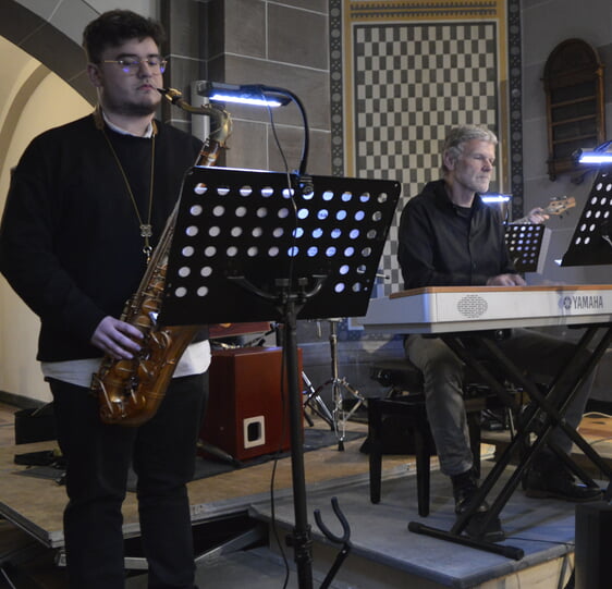 Der Chor trat auf zusammen mit einer extra dafür zusammengestellten Band bestehend aus Rolf Edgar Gerlach, Piano, Tizian Ottofülling, Bass, Lucas Langbehn, Saxofon und Jens Gerlach, Drums. (Foto: Iris Kannenberg)