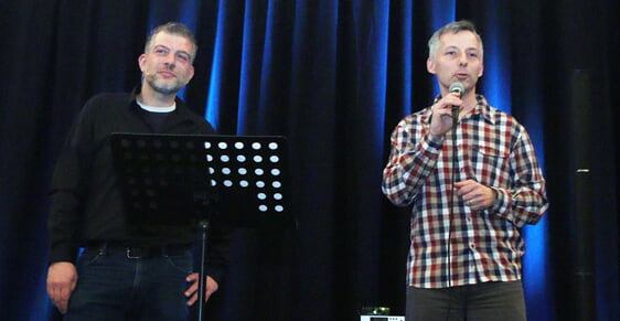 FeG-Pastor Sebastian Göpfert (rechts) hieß Joachim Zwingelberg im Namen der Schalksmühler Kirchen und Gemeinden willkommen. Beide kennen sich aus Studienzeiten. (Foto: Jakob Salzmann)