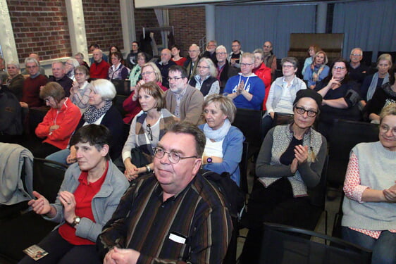 Gut gefüllt war die frühere Kirche beim Storytelling in Schalksmühle, einer gemeinsamen Veranstaltung der Schalksmühler Kirchen und Gemeinden. (Foto: Jakob Salzmann)