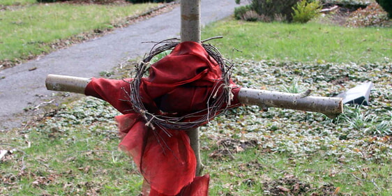 Die evangelische Kirchengemeinde Halver hat auf ihrem Friedhof einen Kreuzweg aufgebaut: Verschiedene Stationen laden Menschen ein, den Weg der Passion und der Auferstehung Jesu nachzugehen. (Foto: Jakob Salzmann)