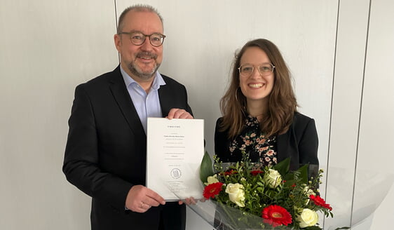 Superintendent Dr. Christof Grote überreichte Mathea Dieker die Urkunde, mit der ihr die Anstellungsfähigkeit zuerkannt wird. (Foto: EKKLP)