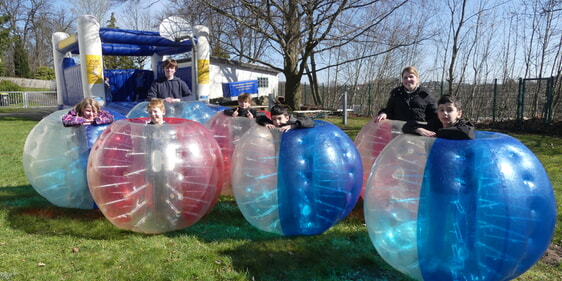 Ganz besondere Attraktionen für die Kinder waren die Bubble Balls. (Foto: Ingrid Weiland)