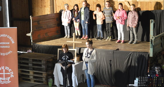 Eröffnungsgottesdienst für den Generationenwald auf Hof Crone. (Foto: Iris Kannenberg)