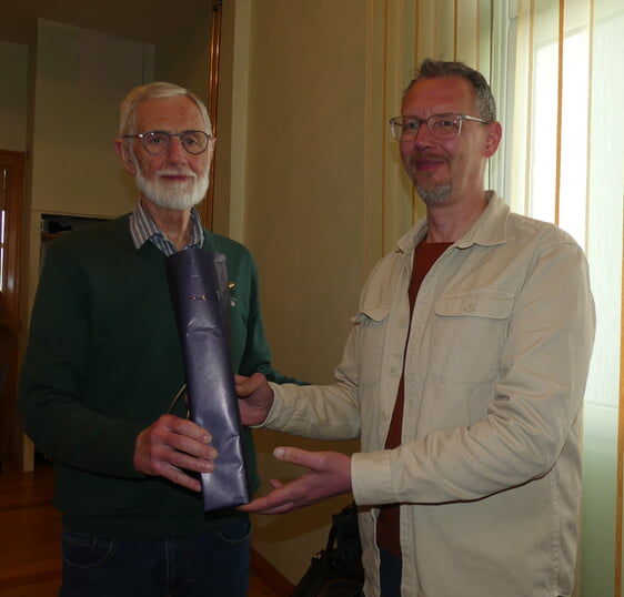 Friedrich-Wilhelm Schnöring (l.), der Stephan Zeipelt als Referenten des Tages vorstellte und sich im Namen aller Anwesenden mit einem Präsent für seinen Vortrag bei ihm bedankte. (Foto: Ingrid Weiland)