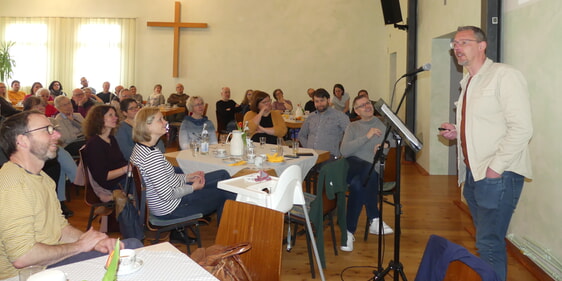 Stephan Zeipelt bei seinem Vortrag vor rund 70 CVJM-ern aus den verschiedenen, zum CVJM-Kreisverband gehörenden Vereinen, in Halver. (Foto: Ingrid Weiland)