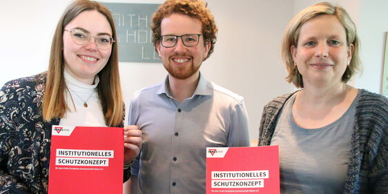 Katharina Lausen, Fabian Kißing und Anja Wohlrath (von links) stellten am Mittwoch das institutionelle Schutzkonzept des CVJM Halver mit Maßnahmen zur Prävention und Intervention von Gewalt und sexualisierter Gewalt vor. (Foto: Jakob Salzmann)