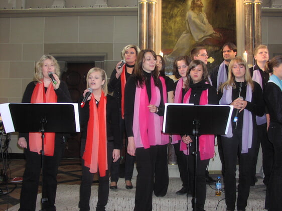 Die von Ruthild Eicker geleiteten Formation „Voices for Christ“ aus Halver übernimmt die musikalische Gestaltung. (Foto: Ingrid Weiland)