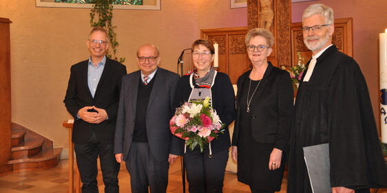 Nach der offiziellen Verabschiedung: Lars Kirchhoff, Wolfgang Dröpper, Dietlind Weisheit, Christiane Hanses und Pfarrer Andreas Schliebener. (Foto: Karl-Hermann Ernst)