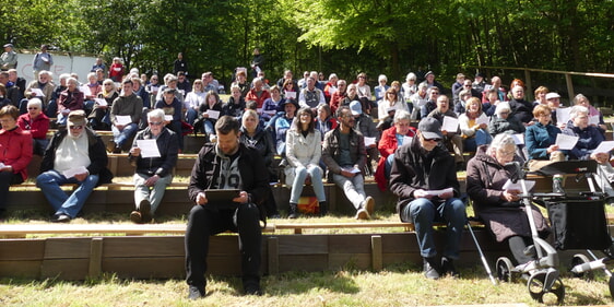 Zum Gelingen des Gottesdienstes trug auch das schöne Wetter bei. (Foto: Ingrid Weiland)