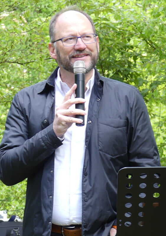 In seiner Ansprache machte Klaus Göttler deutlich: „Jesu Himmelfahrt gibt uns die Hoffnung, dass wir einen Direktanschluss zum Himmel haben.“ (Foto: Ingrid Weiland)