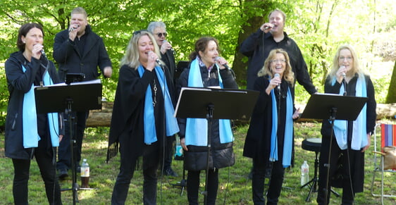 Den musikalischen Teil hatte der Chor „Voices for Christ“ aus Halver übernommen, der die Gemeinde zusammen mit seiner Band mit schwungvollen Songs wie „Hosanna“ mitriss. (Foto: Ingrid Weiland)