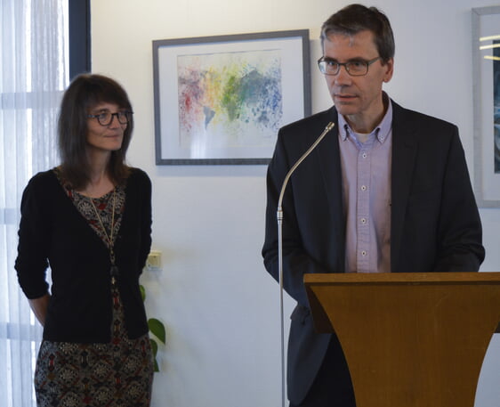 Presbyter Stefan Oschmann eröffnete die Ausstellung zu den Farben der Hoffnung, die Kristin Hartmannsberger (l.) auf Leinwand brachte. (Foto: Iris Kannenberg)