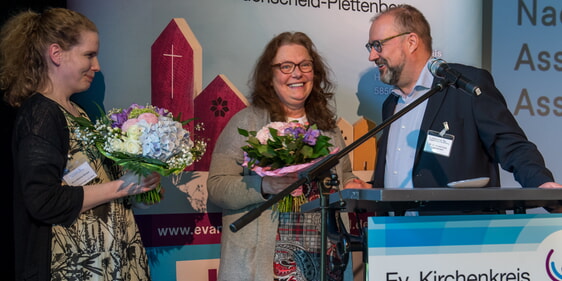 Pfarrerin Ramona Winkler-Rudzio (Mitte) wurde von der Synode als neue stellvertretende Assessorin des Kirchenkreises gewählt. Sie übernimmt das Amt von Pfarrerin Bettina vom Brocke, die in den Ruhestand geht. Zu den ersten Gratulanten gehörten Superintendent Dr. Christof Grote und Pfarrerin Martina Kämper, die sich ebenfalls zur Wahl gestellt hatte (Foto: Martin Büdenbender)