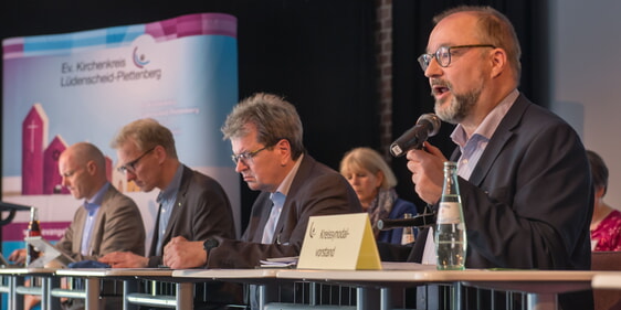 Superintendent Dr. Christof Grote (rechts) stellte der Kreissynode die aktuelle Lage der Familienferienstätte ‚Haus Alter Leuchtturm‘ auf Borkum dar. Das Haus ist seit 57 Jahren im Besitz des Ev. Kirchenkreises Lüdenscheid-Plettenberg. Ob es langfristig aber weiterbetrieben werden kann, ist derzeit offen (Foto: Martin Büdenbender)