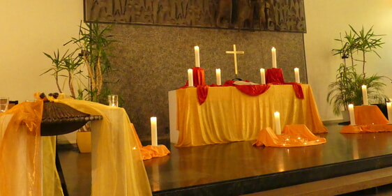 Katholische und evangelische Christen aus verschiedenen Lüdenscheider Gemeinden hatten sich in dem stimmungsvoll beleuchteten Kirchenraum eingefunden. (Foto: Ingrid Weiland)