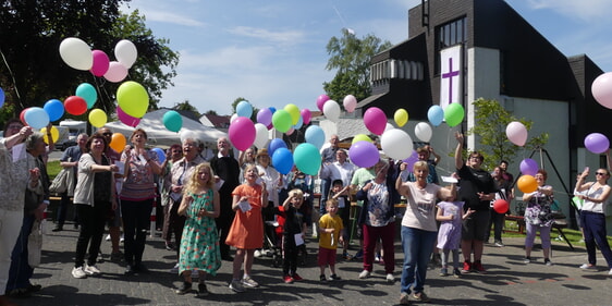 Höhepunkt des Gemeindefests war am Nachmittag der Luftballonstart. (Foto: Ingrid Weiland)