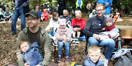 Fast alle Gottesdienstbesucher hatten Klappstühle oder Sitzkissen dabei, um den Gottesdienst in Ruhe verfolgen zu können. Im großen Rund umgaben sie den Platz. (Foto: Jakob Salzmann)