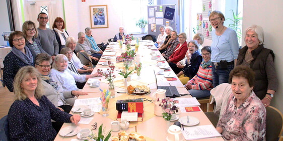 In großer Runde kam die Evangelische Frauenhilfe Schalksmühle-Dahlerbrück am Mittwoch im Gemeindezentrum Erlöserkirche zu ihrer Jahreshauptversammlung zusammen. (Foto: Jakob Salzmann)