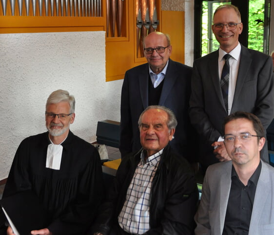 Vor dem Prospekt der Orgel in der Friedenskirche in Petersburg: Presbyteriumsvorsitzender Wolfgang Dröpper, Bezirksausschussvorsitzender Lars Kirchhoff (stehend), Pfarrer Andreas Schliebener, Manfred Gogolla und Kreiskantor Dmitri Grigoriev (sitzend). (Foto: Karl-Hermann Ernst)