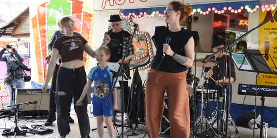 Band Oberrahmede mit Sängerin Annika Kögler, die mit ihren Töchtern die Bewegungen für ein Kinderlied vormachte. (Foto: Iris Kannenberg)