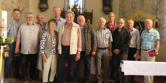 Im Innern der Kapelle in Grotewiese – 2.v.r.Matthais Wagner, der die Führung übernommen hatte. (Foto: Ingrid Weiland)