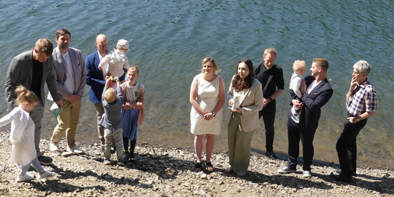 Die Familien mit den beiden Kleinindern Theo und Malte und Gemeindepfarrer Sebastian Schultz am Rand der Talsperre. (Foto: Ingrid Weiland)