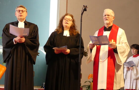 Die drei Pfarrer Rainer Gremmels von der Christuskirche, Ramona Winkler-Rudzio von der Johanneskirche und Pastor Hans Ferkinghoff von Maria Königin in der Kirche Maria Königin leiteten durch den Gottesdienst. (Foto: Ingrid Weiland)