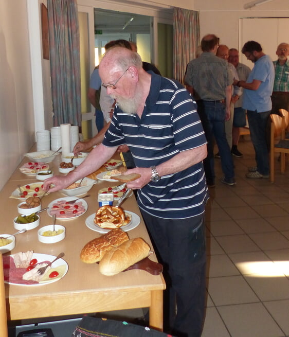 In traditioneller Weise mit einer gemeinsam eingenommenen Brotzeit starteten die Teilnehmer im Rahmen des Rönsahler Männerforums in den Abend. (Foto: Rainer Crummenerl)