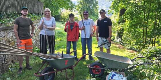 Unter Anleitung von Kevin dos Santos dias Spieß vom Baubetriebshof der Hansestadt Attendorn und der Lehrerin, Pfarrerin Christiane Berthold (von links), zeigten rund 20 Schülerinnen und Schüler der St.-Ursula-Realschule großen Einsatz bei der Pflege des Jüdischen Friedhofs in Attendorn (Foto: HA)